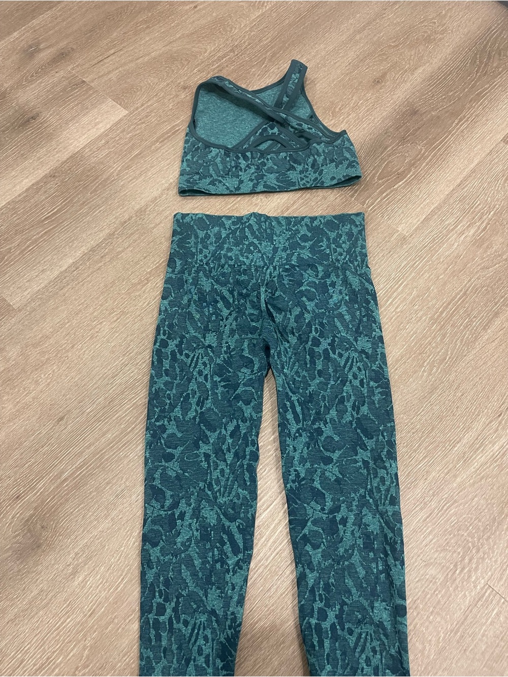 Gymshark Teal Patterned Sports Bra and Leggings Set - Picture 2 of 8